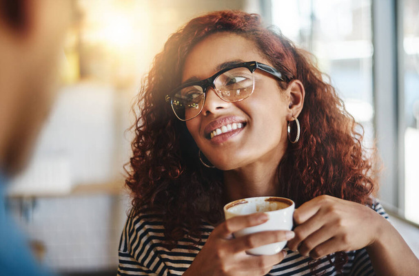 Я могу говорить о кофе весь день. Снимок молодой женщины, пьющей кофе со своим парнем в кафе. - Фото, изображение
