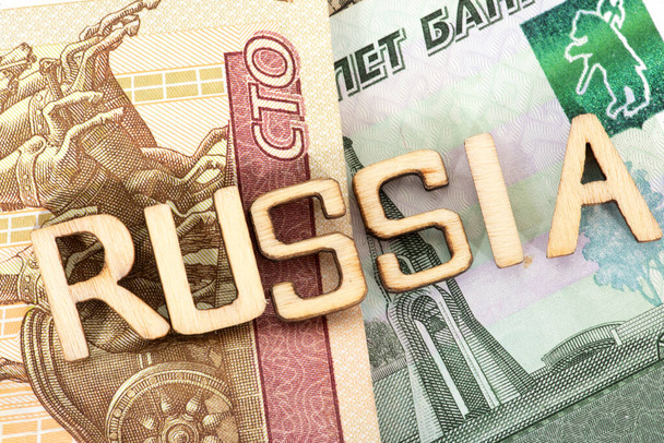 Orosz rubel bankjegyei és az Oroszország szó - Fotó, kép