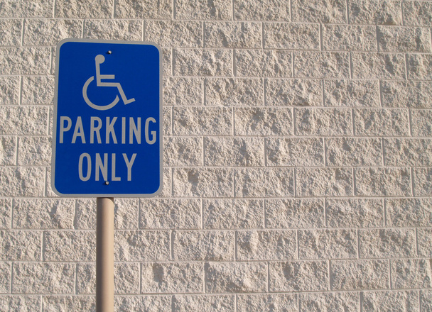 Синий парковочный знак с белым текстурированным бетонным фоном, который можно использовать для копирования
. - Фото, изображение