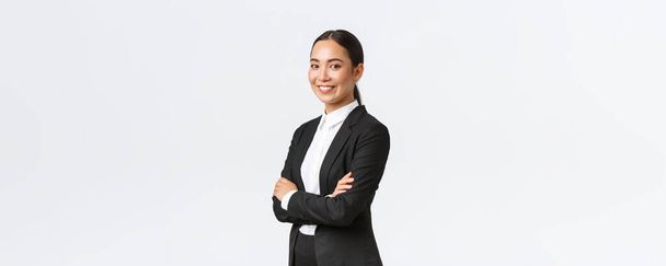 Profesyonel Asyalı bayan girişimci, takım elbiseli gerçek bir emlakçı ve kameraya kendinden emin bakıyor. İşinde başarılı bir iş kadını. Takım lideri toplantıya başlıyor. - Fotoğraf, Görsel