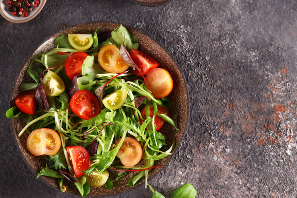 frischer Bio-Kirschtomatensalat auf dem Tisch gesunde Lebensmittel - Foto, Bild