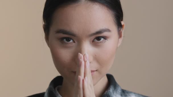 Asyalı bir kadın portresi saygı göstererek el falına bakar ve oryantal selamlama yapar. Koreli Çinli kadın af diliyor. Dua ediyor. Dua ediyor. - Video, Çekim