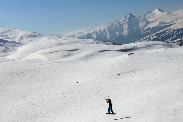 Snow kiting on the alps near Lenzerheide during a sunny winter day - Foto, Bild