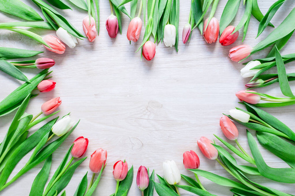 Corazón de Tulipanes Rojos Flores en mesa rústica para el 8 de marzo, Día Internacional de la Mujer, Cumpleaños, San Valentín o Día de la Madre - Primeros planos
 - Foto, imagen