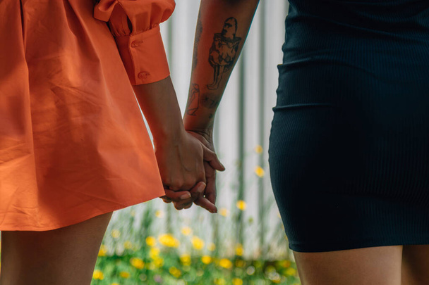 Detail der umarmten Hände eines lesbischen Paares - Foto, Bild