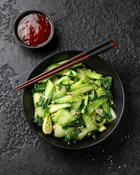 Chinesisch gebratenes Pak Choi mit Knoblauch, Sesam. Gesunde Ernährung - Foto, Bild