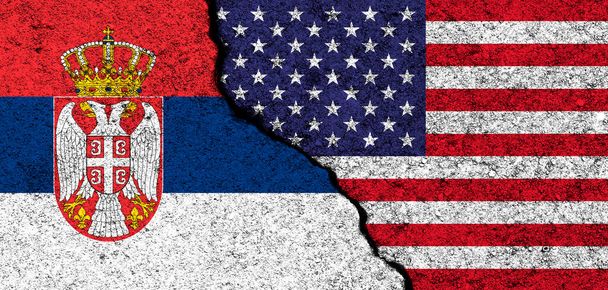 USA und Serbien. Fahnen auf rissige Betonwände gemalt. Vereinigte Staaten, Amerika. Partnerschaft, Beziehungen und Konfliktkonzept. Banner Hintergrund - Foto, Bild