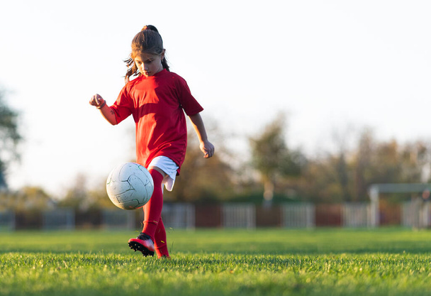 La bambina si allena nel campo da calcio al coperto - Foto, immagini