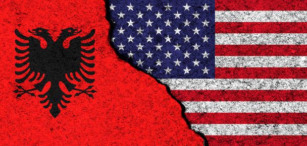 USA und Albanien. Fahnen auf rissige Betonwände gemalt. Vereinigte Staaten, Amerika. Partnerschaft, Beziehungen und Konfliktkonzept. Banner Hintergrund - Foto, Bild
