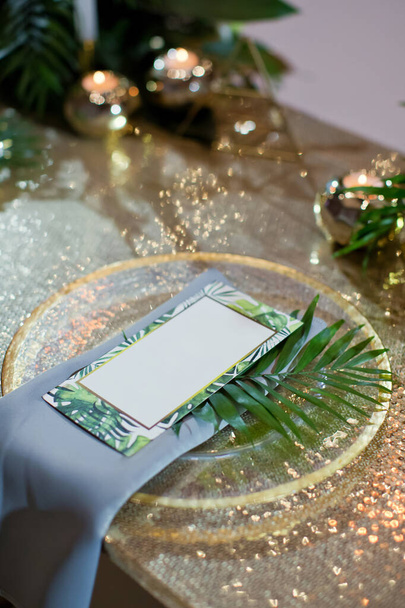 Model menü kartı ve yeşil egzotik palmiye yaprağı olan masa ayarı. Yeşil tropikal akşam yemeği konsepti - Fotoğraf, Görsel