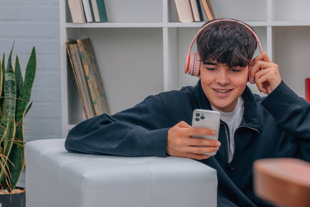 niño con teléfono móvil y auriculares, adolescentes - Foto, Imagen