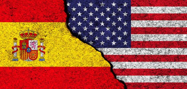 ABD ve İspanya. Çatlak beton duvarda bayraklar var. Amerika Birleşik Devletleri. Ortaklık, ilişkiler ve çatışma konsepti. Sancak arkaplanı - Fotoğraf, Görsel