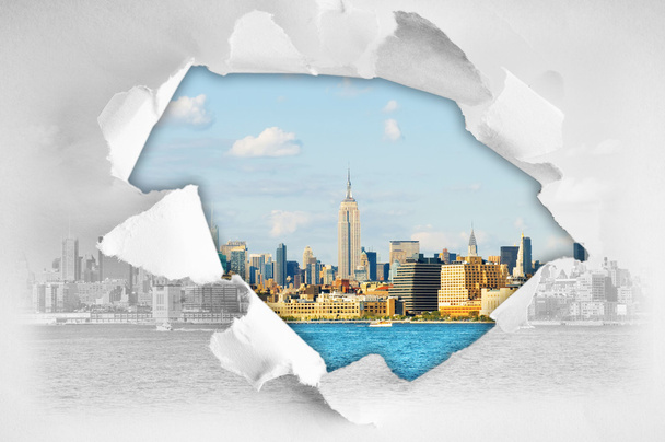 New York à travers un trou dans le papier
 - Photo, image