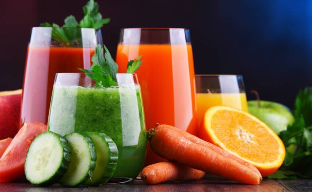Taze organik sebze ve meyve sularıyla dolu bardaklar. Detoks diyeti - Fotoğraf, Görsel