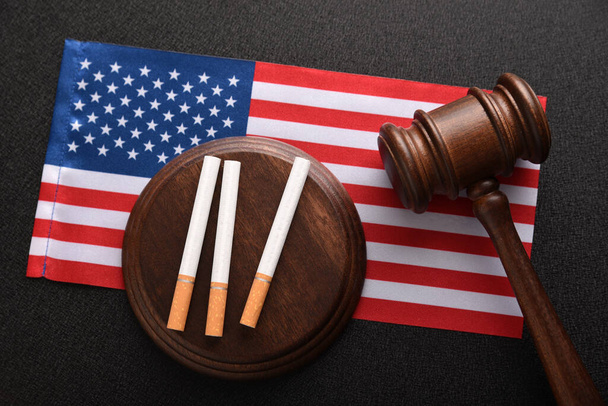 Sigaralar, ahşap yargıç tokmağı ve Amerikan bayrağı. Amerika Birleşik Devletleri 'nde tütün yasası. Tütün kontrol eylemi - Fotoğraf, Görsel