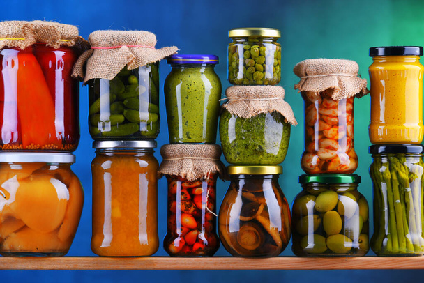 Frascos com variedade de legumes em conserva e frutas. Alimentos conservados
 - Foto, Imagem