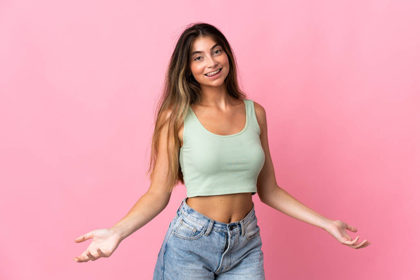 Young caucasian woman isolated on pink background happy and smiling - Foto, Bild