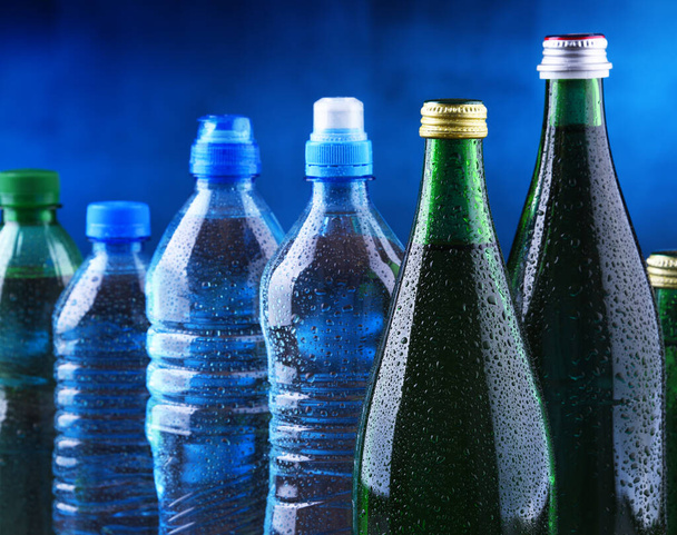 Composición con diferentes tipos de botellas que contienen agua mineral. - Foto, Imagen