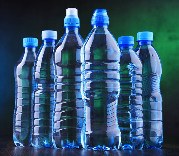 Samenstelling met verschillende soorten flessen met mineraalwater. - Foto, afbeelding