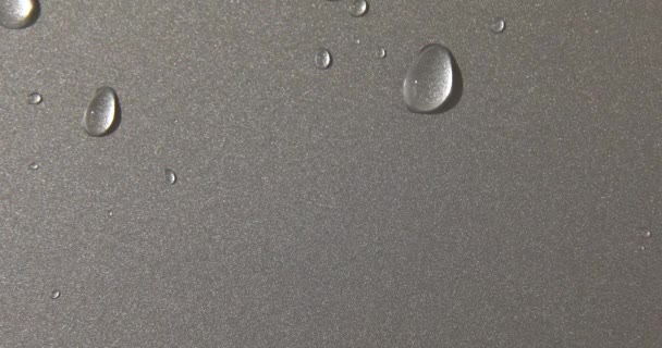 Gotas de agua abstractas sobre fondo gris plateado, macro, Burbujas de cerca, Gotas de líquido cosmético, Patrón de puesta plana. - Metraje, vídeo