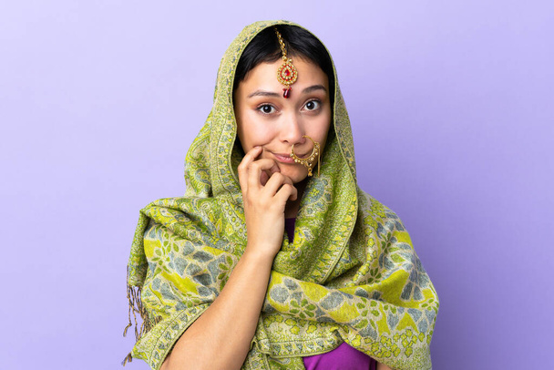 Indian woman isolated on purple background and thinking - Foto, Imagem