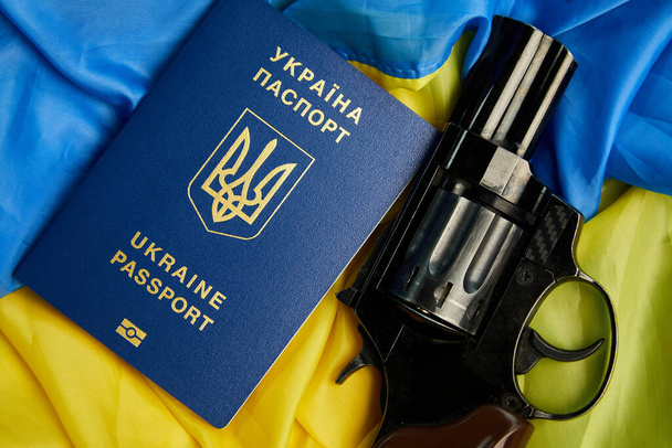 Ukrayna bayrağı, tabanca, pasaport kopyalama alanı, Rusya Ukrayna savaşı, savaşı durdurun, özgürlük, bağımsızlık konteynırı - Fotoğraf, Görsel