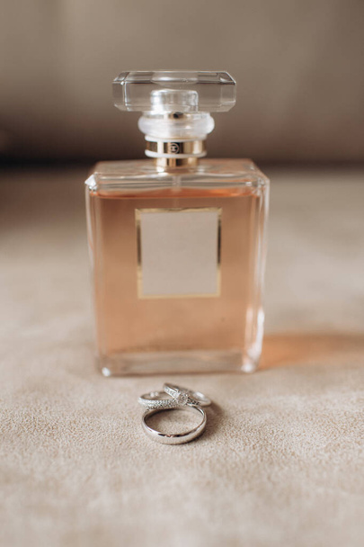 botella de perfume de las mujeres primer plano - Foto, Imagen
