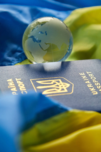 Vlag van Oekraïne, paspoort glazen bol kopieerruimte, Rusland Oekraïne oorlog, Stop oorlog, Vrijheid, onafhankelijkheid land - Foto, afbeelding