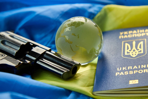 Bandera de Ucrania, pistola, pasaporte espacio de copia globo de vidrio, Rusia guerra de Ucrania, Stop war, Libertad, país de independencia - Foto, Imagen