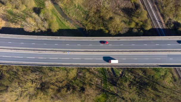 Una vista de alto ángulo del tráfico en una calzada dual que pasa junto a Stowmarket en Suffolk, Reino Unido - Foto, imagen