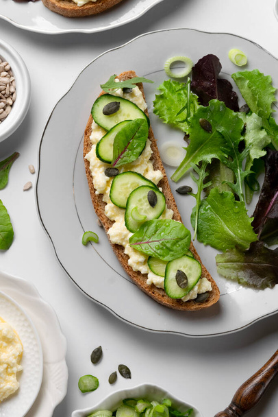Sağlıklı yiyecekler. Keçi peynirli ve yeşillikli sandviçler, yemeye hazır. - Fotoğraf, Görsel
