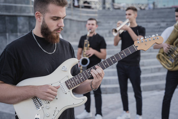 Young street music band play a lot of musical instruments - Foto, Bild