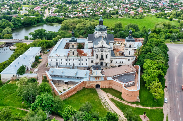 Légi felvétel a mezítlábas karmelita kolostorról. Berdicsov, Ukrajna - Fotó, kép