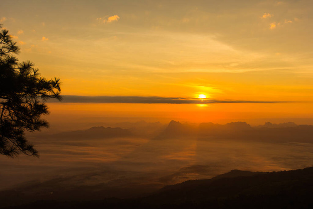 Sunrise at Phukradung National Park, Thailand. - Foto, Imagen