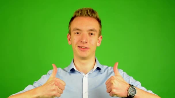 Man - green screen - portrait - man agrees (shows thumbs up for approval) - Záběry, video