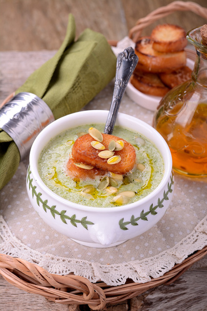 Crème soep met broccoli, bonen, Parmezaanse kaas - Foto, afbeelding
