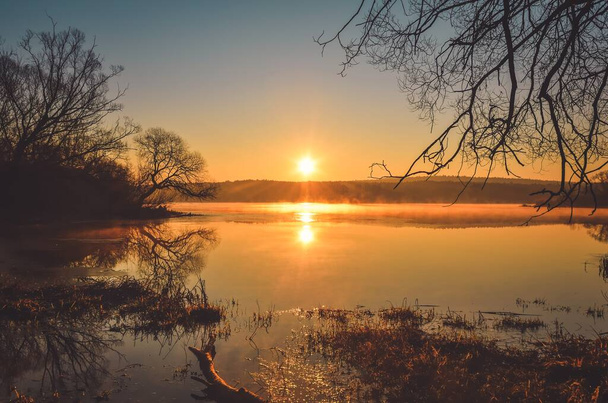 Beautiful spring morning landscape. Colorful sunrise on the lake. - Foto, imagen