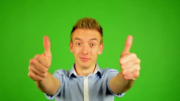 Homem - tela verde - retrato - homem concorda (mostra polegares para cima para aprovação
) - Filmagem, Vídeo