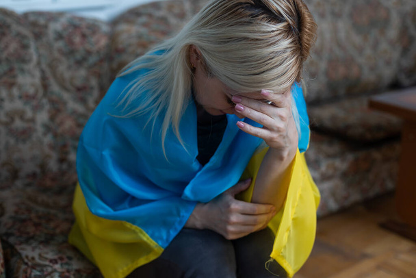 Llorando triste deprimido asustado mujer emocional con bandera de Ucrania. Detener la guerra entre Rusia y Ucrania. Quédate con Ucrania. Orad y esperad la paz y el mundo. Copiar espacio - Foto, Imagen