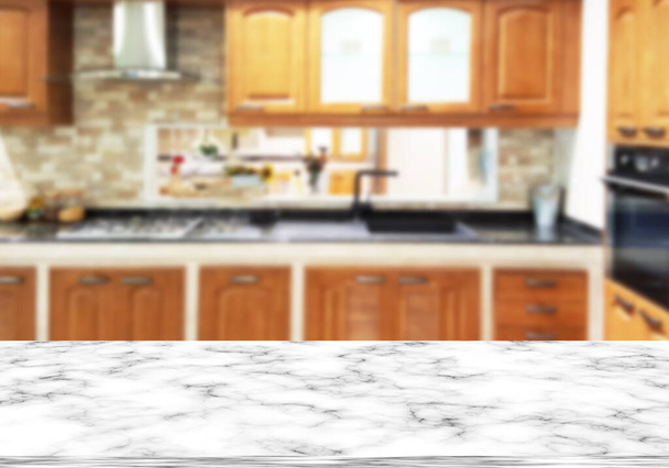Marmeren tafelblad op wazig de achtergrond van de keuken. - kan worden gebruikt voor het weergeven van uw producten of promotie- en reclameposters - Foto, afbeelding
