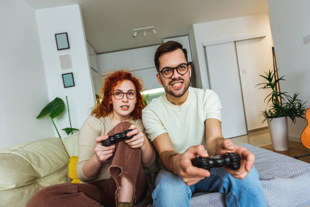  casal amoroso estão jogando jogos de vídeo em casa. - Foto, Imagem