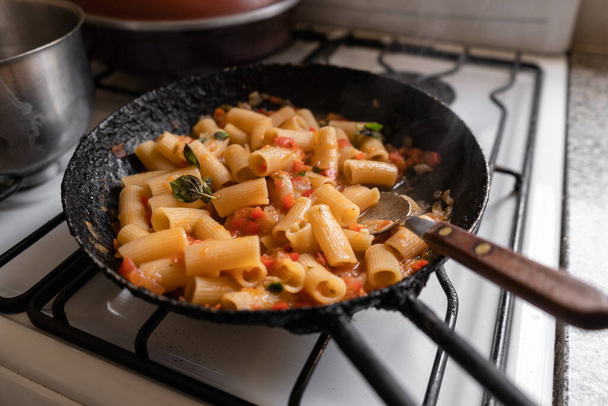 Ruoanlaitto pasta kotona tomaattikastikkeella - Valokuva, kuva