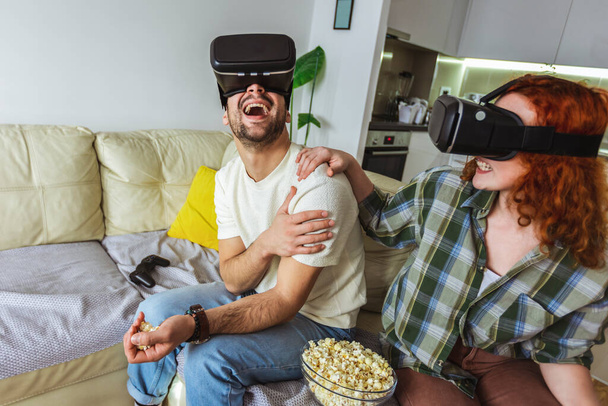 Viaje virtual. Pareja en ropa casual llevar las gafas de realidad virtual están viendo y mostrando imaginar a través de la cámara VR - Foto, Imagen