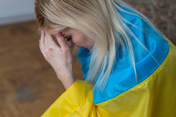 Smutná dívka s ukrajinskou vlajkou. Ukrajina. Válka na Ukrajině. Ukrajinská žena. - Fotografie, Obrázek
