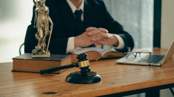 Офис юриста с молотком и весами судьи, бог правосудия, концепция юридического консультанта - Фото, изображение