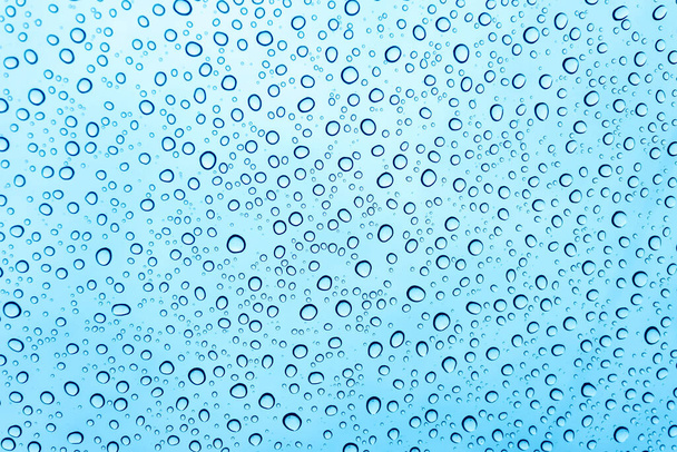 Yağmur mevsiminde yağmur yağdıktan sonra arabanın ön camına yağmur düşer. Su damlasının güzel doğa yüzeyi - Fotoğraf, Görsel