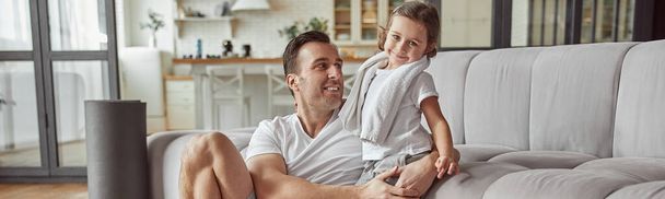 Щасливий батько і дочка проводять час вдома
 - Фото, зображення