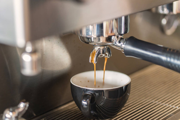 Kaffeemaschine mit Espresso in einem Café. - Foto, Bild
