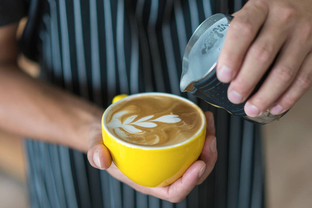 süt dökme latte veya cappuccino kahve barista. - Fotoğraf, Görsel