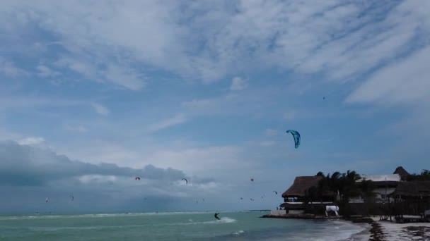 Mooie zonnige dag vrij bij city kite surf strand. Holbox, Mexico - december 2021. Hoge kwaliteit 4k beeldmateriaal - Video